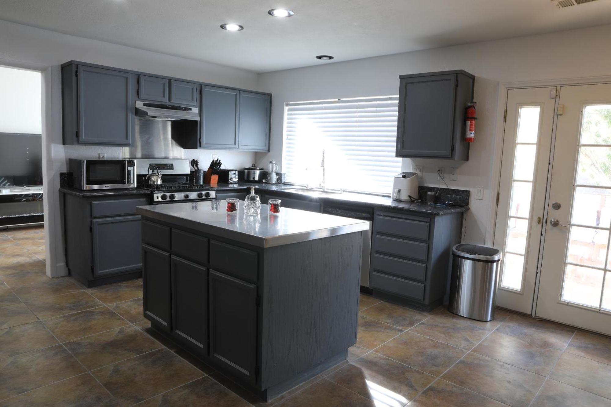 Comfy Expansive Home - Near The Strip - Heated Pool Las Vegas Exterior photo